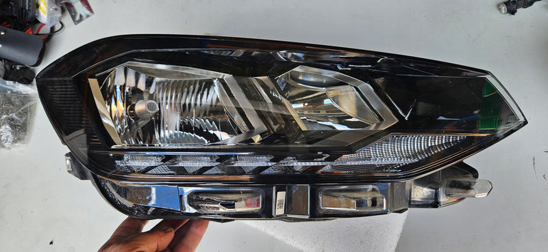 Pr reflektor LED Vw Sportsvan 517941006D 2019r demontaż