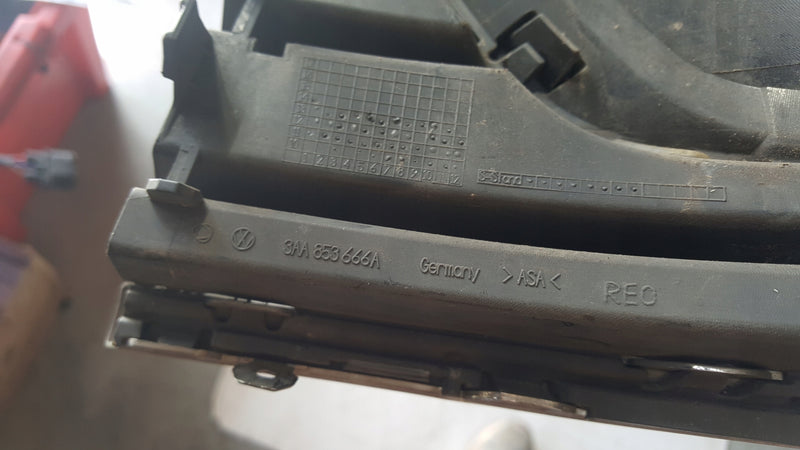 Kratka zderzaka prawy przód VW PASSAT B7 3AA853666A