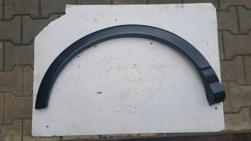 Listwa błotnika prawy tył AUDI Q3 83A853818B demontaż