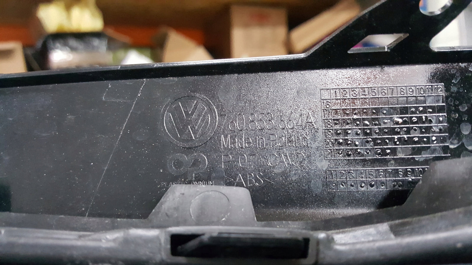 Kratka zderzaka prawy przód- VW TOUAREG III R-LINE 760853664A