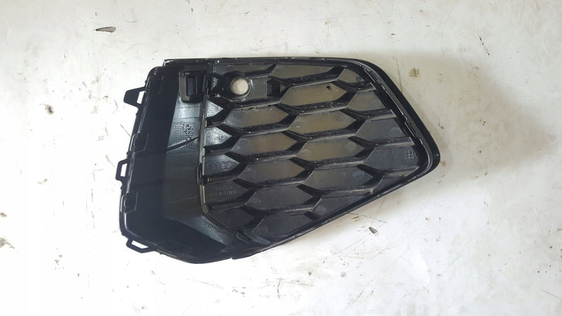 Kratka zderzaka lewy przód AUDI A3 8Y0807681B demontaż