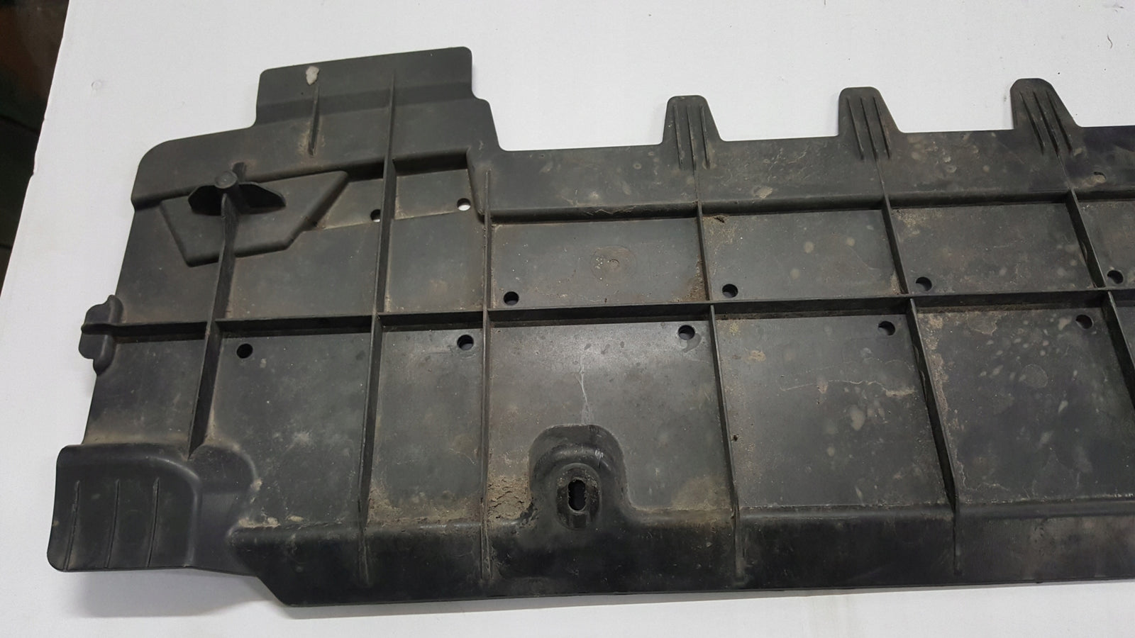 Dolna osłona zderzaka przedniego AUDI Q3 83A807611 demontaż