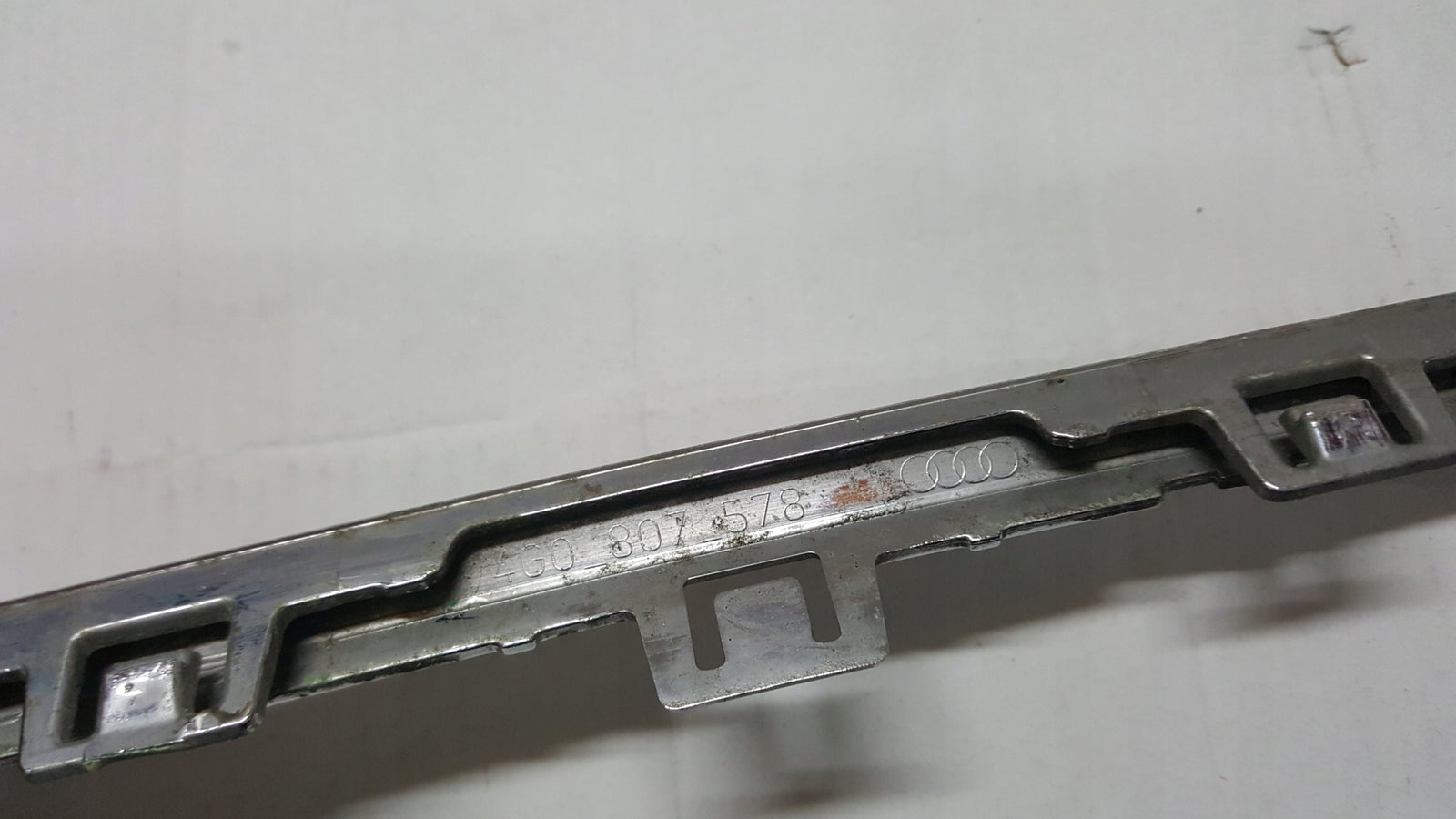 Listwa chrom zderzaka przedniego AUDI A6 (C7) 4G0807578 demontaż
