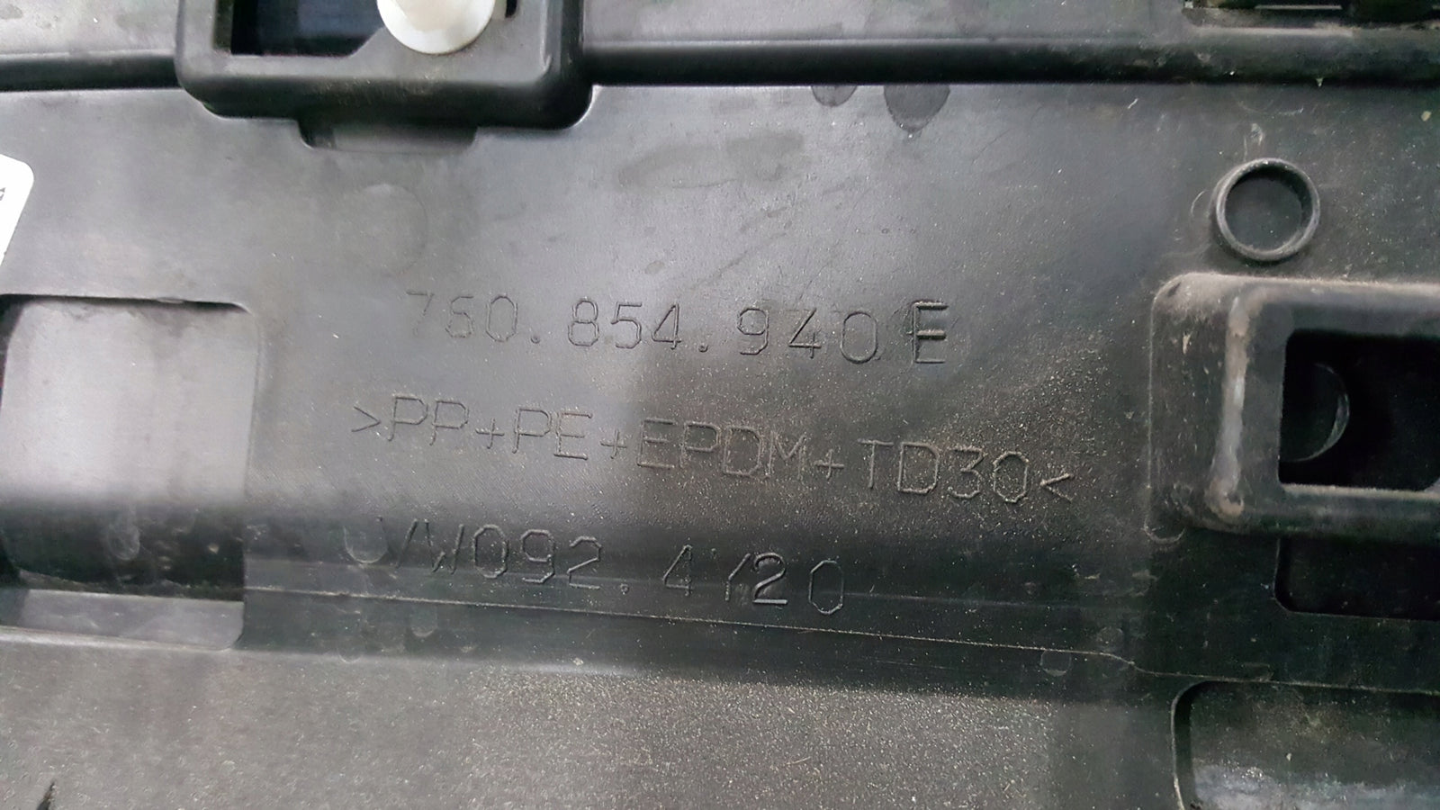 Listwa drzwi prawy przód VW TOUAREG III 760854940E demontaż