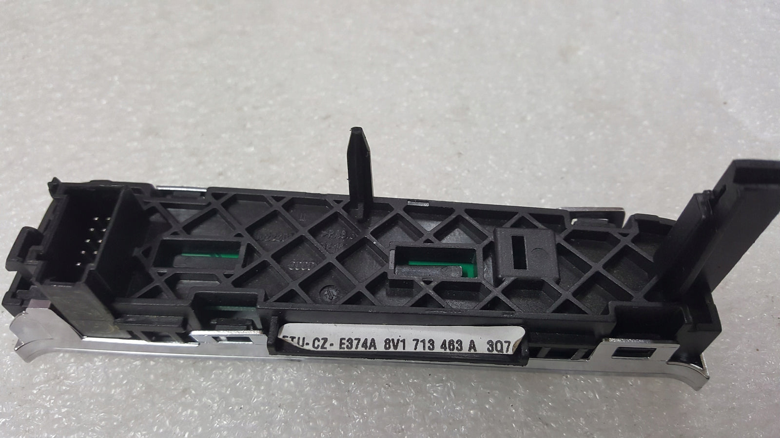 Panel wyświetlacz zmiany biegów AUDI A3 RS3 8V1713463A demontaż