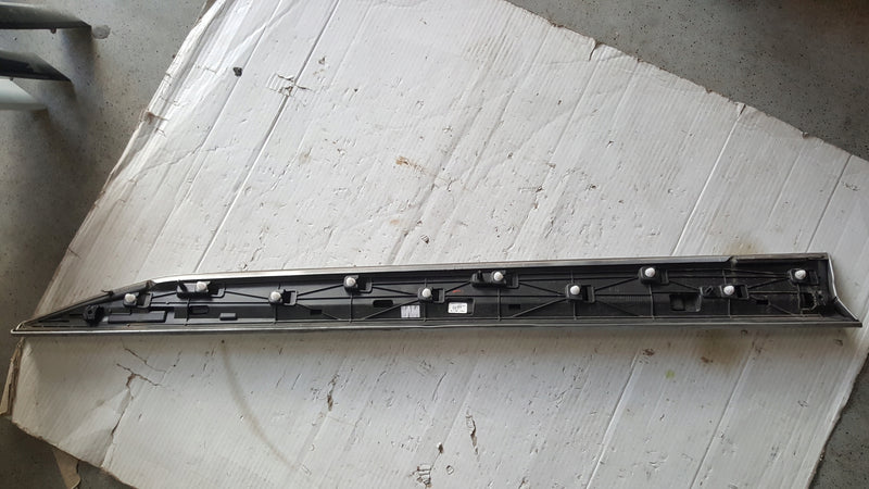 Listwa drzwi prawy przód SKODA SUPERB 3 3V0854940 demontaż