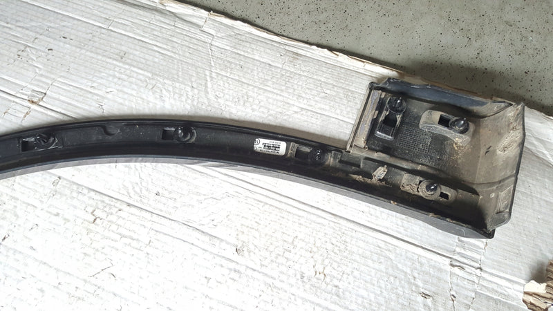 Listwa błotnika przedniego prawa strona AUDI Q5 80A853718F demontaż