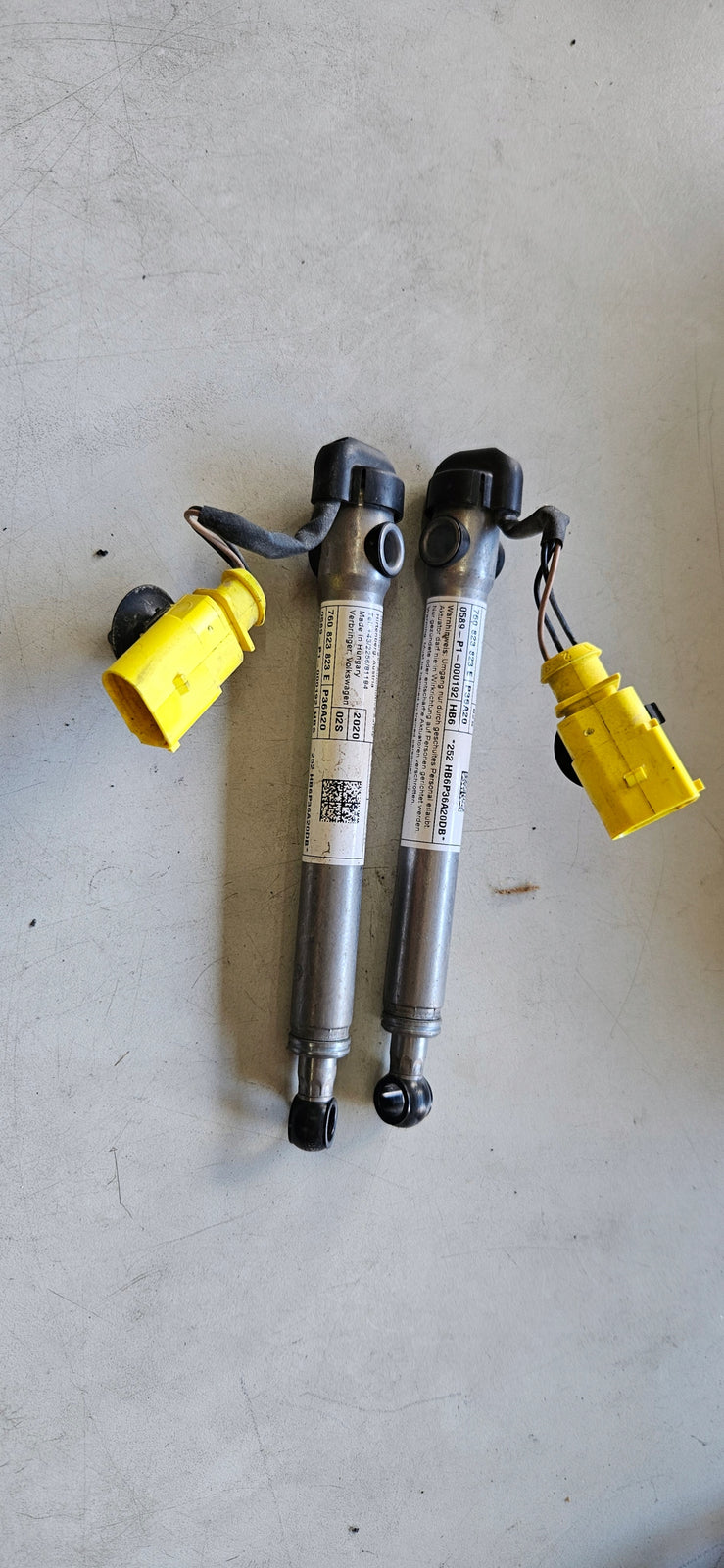 2 NABOJE zawiasów maski Volkswagen Touareg III 760823823E demontaż