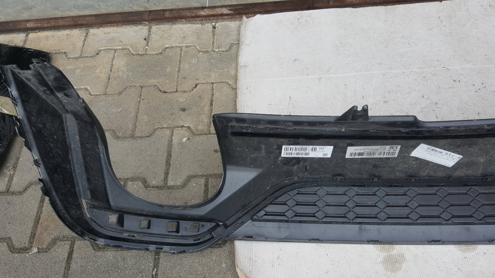 Dokładka dyfuzor spoiler zderzaka tylnego AUDI RS5 8W6807521AL demontaż