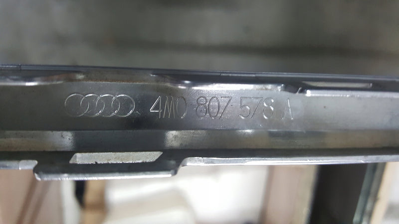 LISTWA BLENDA OZDOBNA W ZDERZAK TYŁ AUDI Q7 SQ7 4M0 ORYGINAŁ 4M0807578A