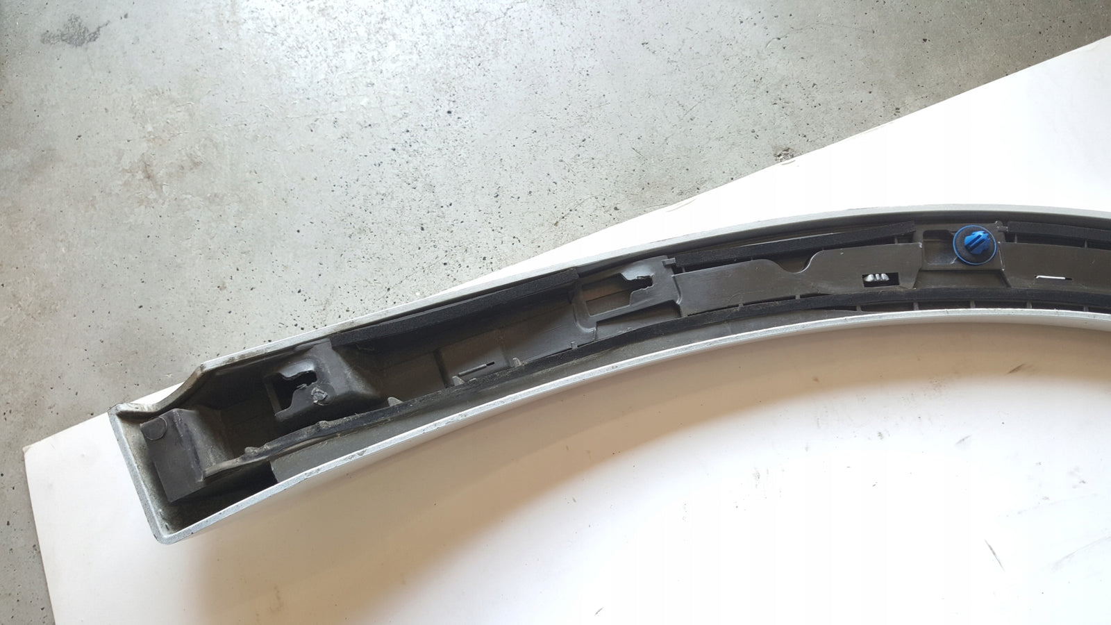 Listwa błotnika prawy tył AUDI Q5 80A853818A demontaż