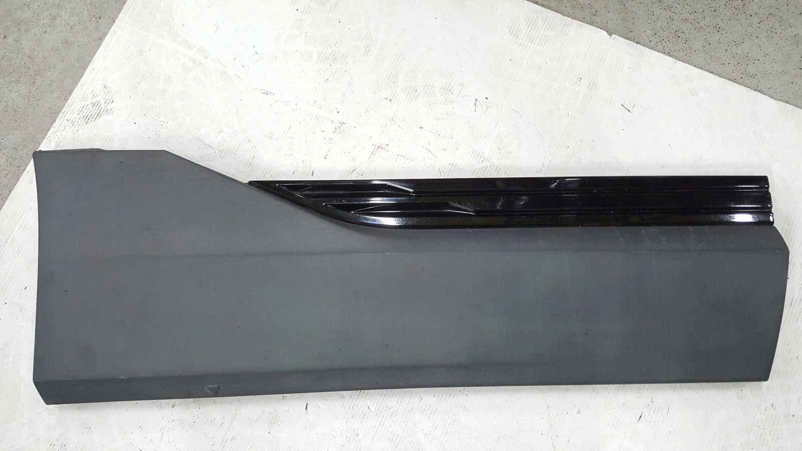 Listwa drzwi prawy tył AUDI E-TRON 4KE853970