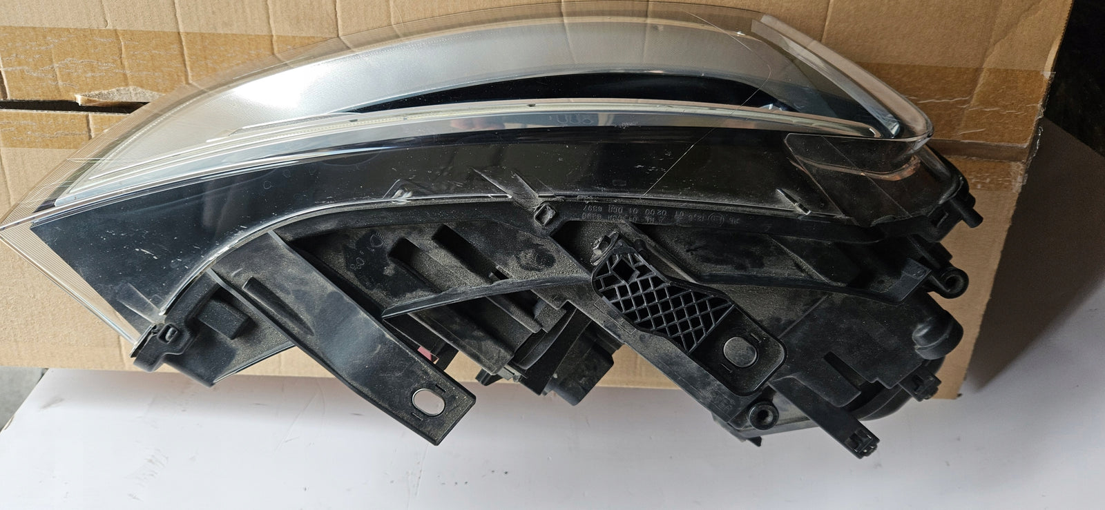8U0941032 Pr xenon skrętny LED Audi Q3 2013r przed liftem IDEAŁ