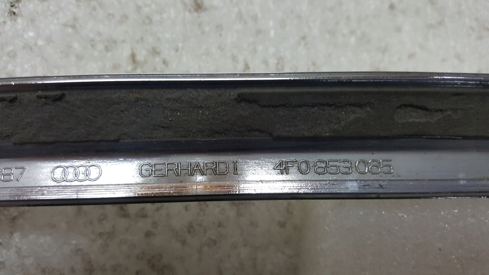 AUDI A6 C6 LIFT 08- OZDOBNA LISTWA CHROM ZDERZAKA PRZÓD LEWA 4F0853065