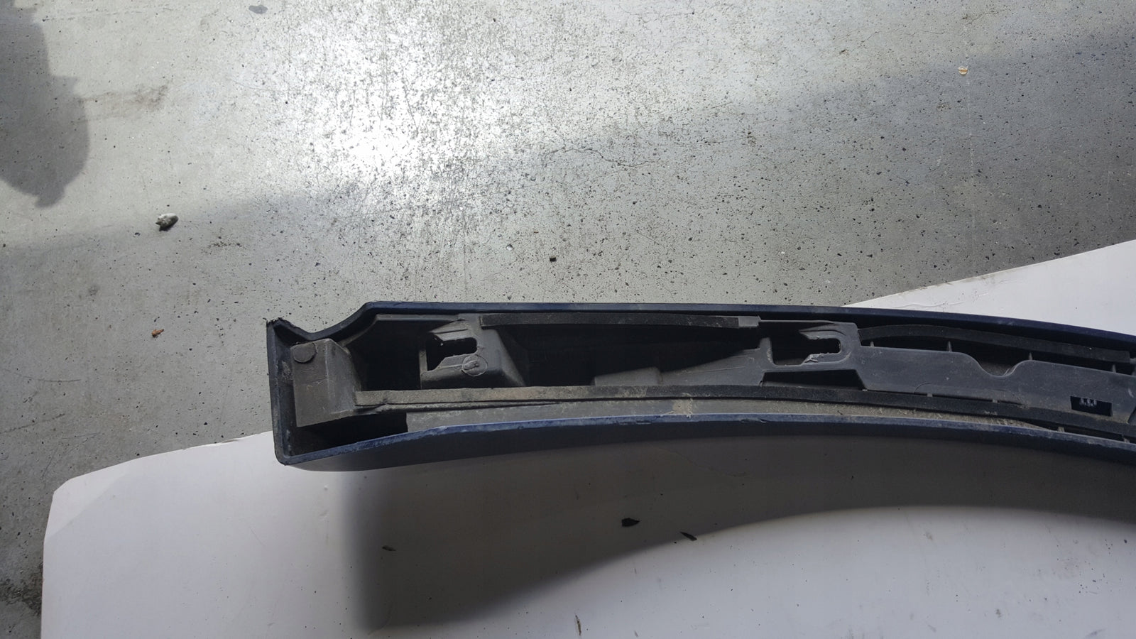 Listwa błotnika prawy tył AUDI Q5 80A853818A demontaż