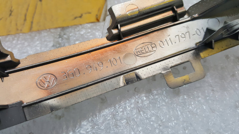 Lewy kierunkowskaz lusterka VW 3G0949101 demontaż