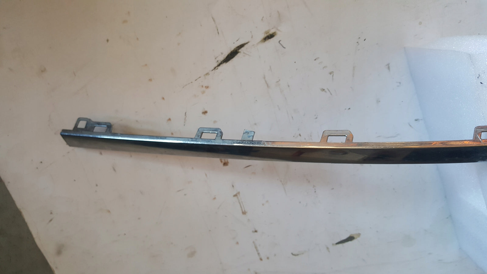 Listwa chrom zderzaka prawy tył VW PASSAT (B8) 3G0853842 demontaż