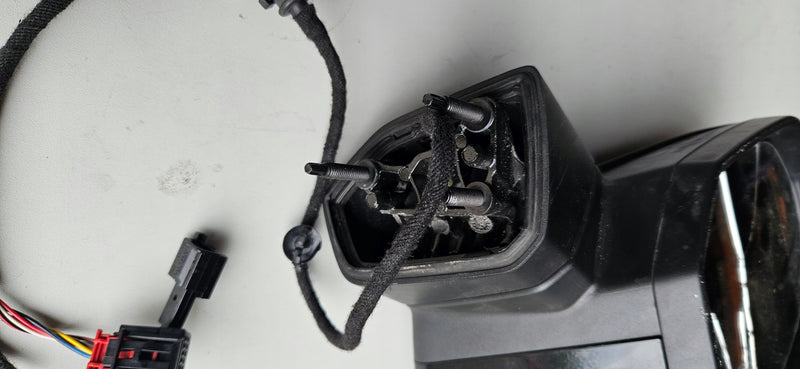 Le Lusterko zewn AUDI Q2 81B857409B 6 pin+2pin IDEAŁ