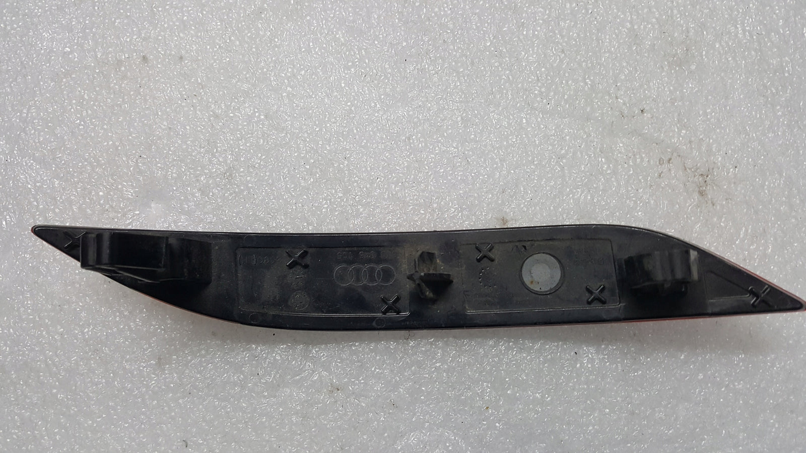 Odblask zderzaka tylnego lewa strona AUDI A3 8V0945105 demontaż