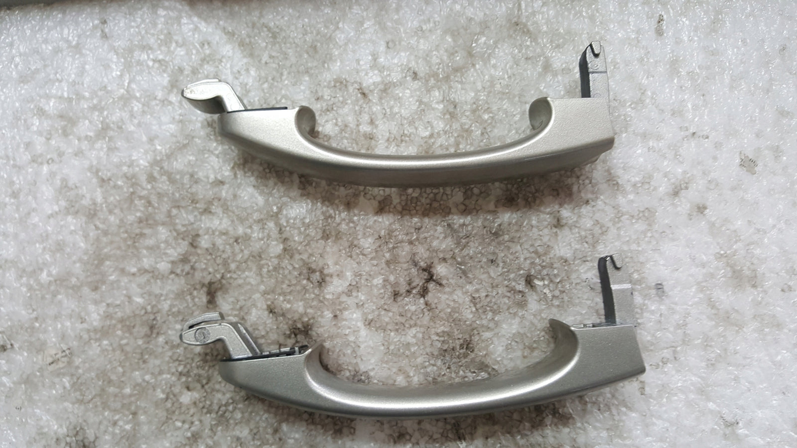 Klamka zewnętrzna lewa VW T5 7H0837209 demontaż