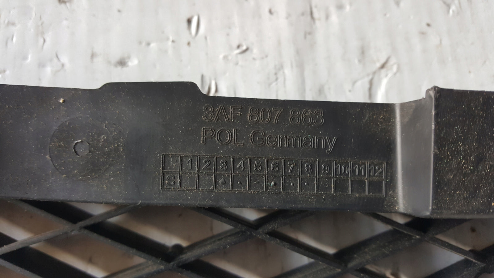Wspornik ślizg zderzaka tył VW PASSAT B7 3AF807863 demontaż