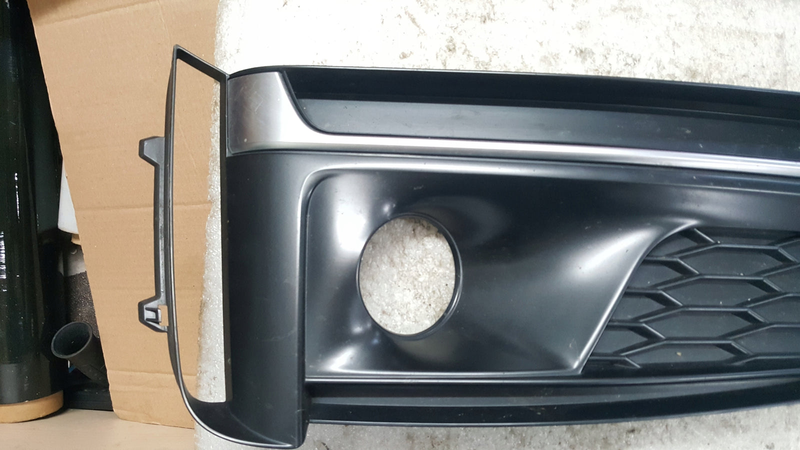 Kratka zderzaka przedniego lewa strona AUDI A5 S-LINE 8W6807681G demontaż