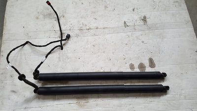 Lewy siłownik klapy bagażnika AUDI Q3 8U0827851