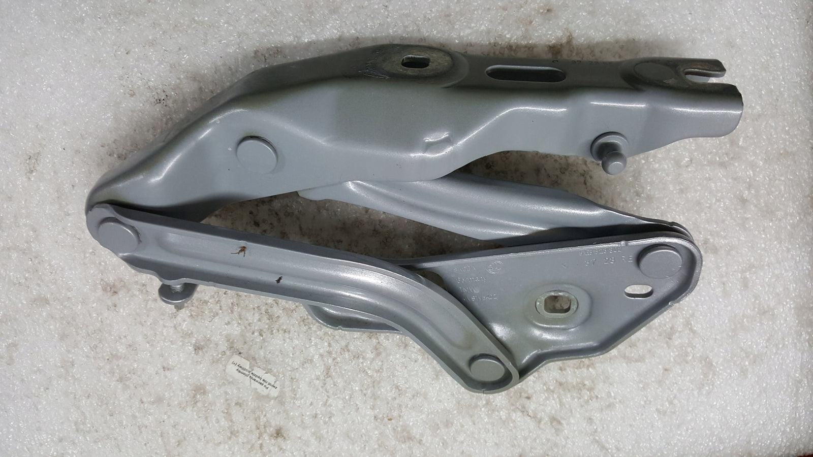 Zawias maski prawy-- SKODA OCTAVIA 5E3823302 demontaż