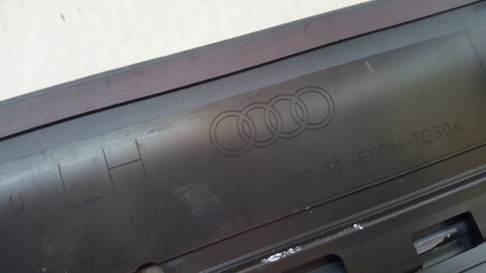 Listwa drzwi lewy tył AUDI Q4 e-tron 89A853969A demontaż