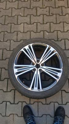 FELGA SEAT TARRACO 5FJ 8x20" ET41 5FJ601025B z oponą Pirelli 235/45 100V