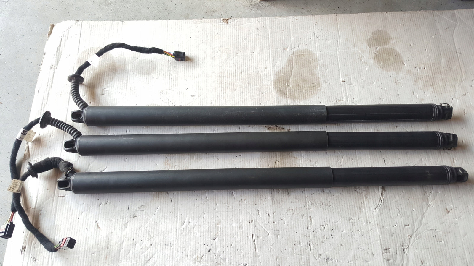 Lewy siłownik klapy bagażnika SEAT ATECA 575827851A demontaż oryginał