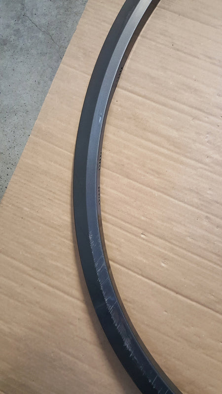 VW TOUAREG III 18R- LISTWA BŁOTNIKA PRAWA TYŁ 760853818C