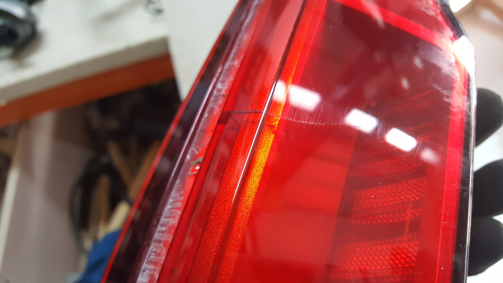 Tylna lewa lampa LED w klapę AUDI A6 C8 sedan 4K5945075 demontaż