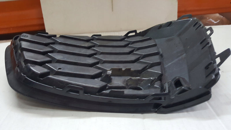 Kratka zderzaka lewy przód AUDI A3 8Y0807681B demontaż