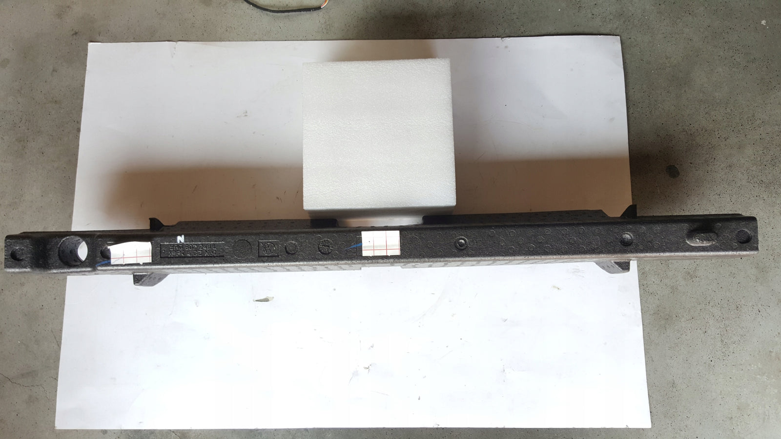 NOWY ORYGINALNY absorber zderzaka przedniego VW GOLF VII 5G0807248L