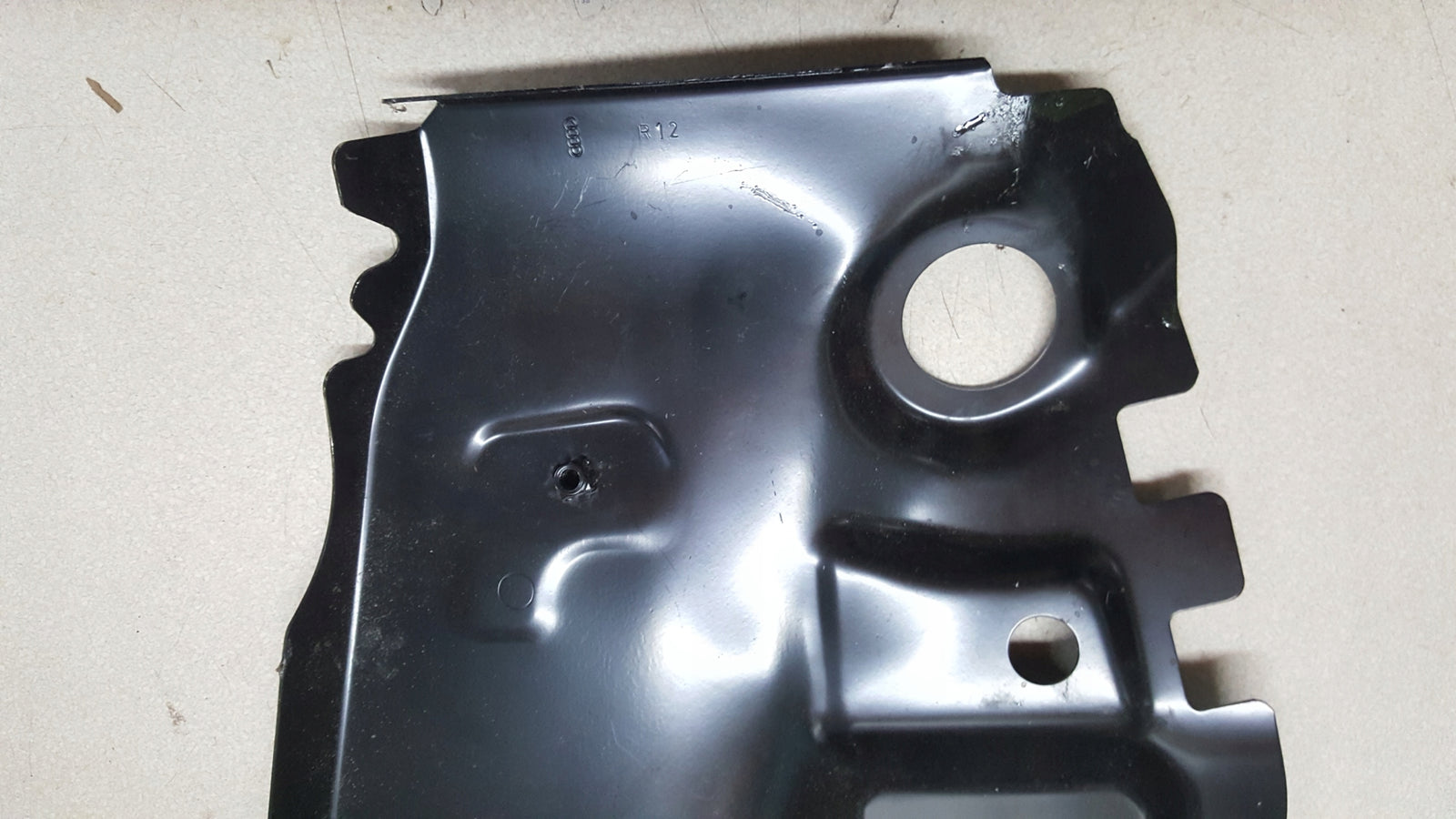 Audi A4 B9 - przednie prawe nadkole, tylne przedłużenie fartucha 8W0806290A