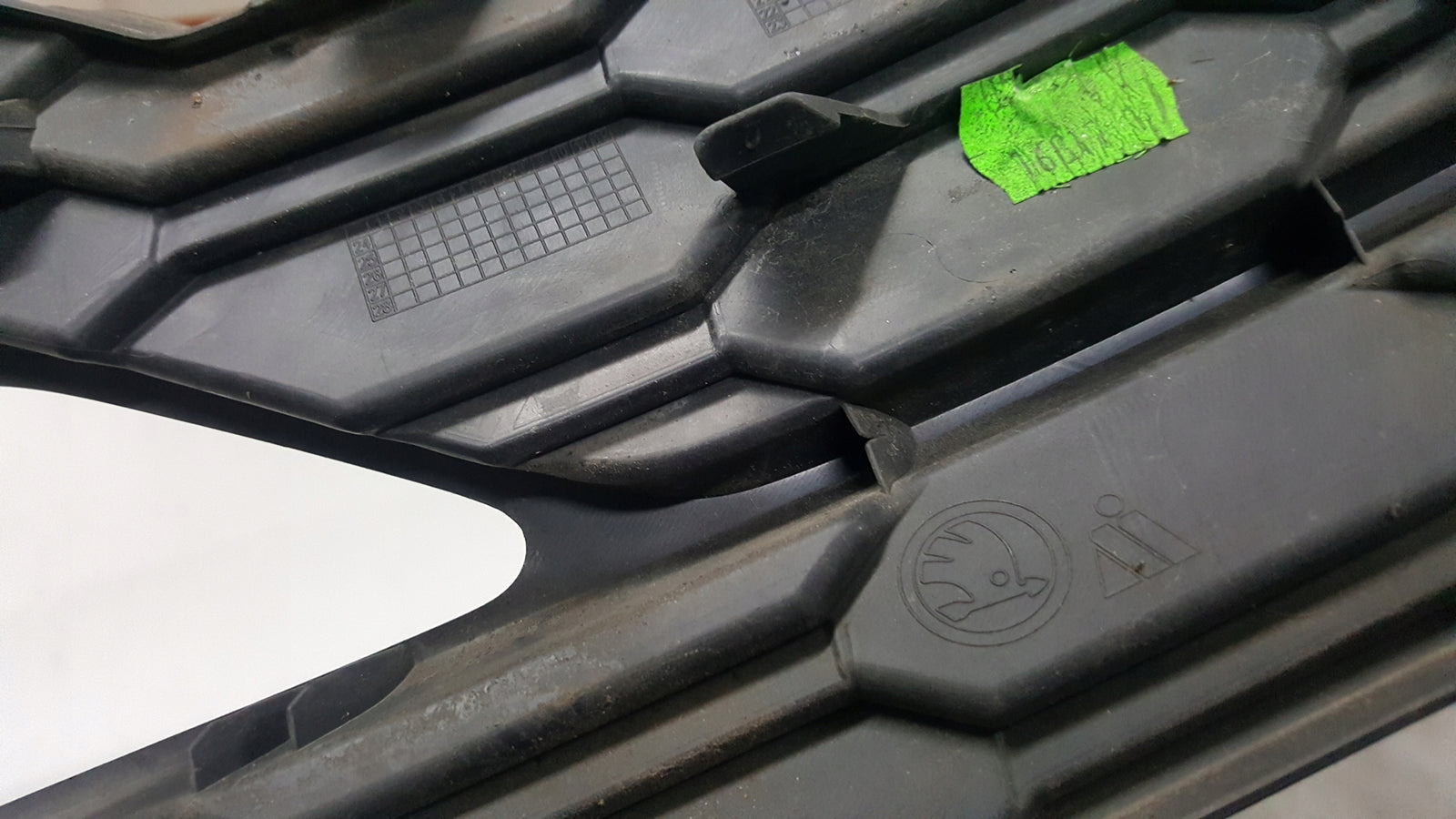 Kratka zderzaka przedniego lewa strona SKODA OCTAVIA IV 5E3807681A