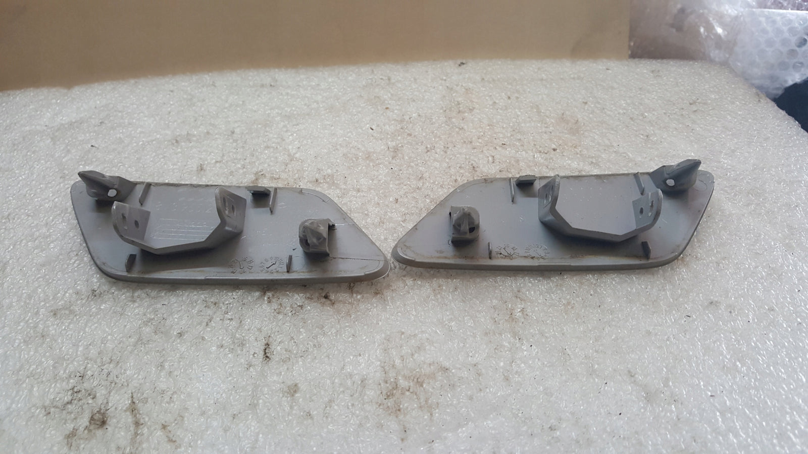 Zaślepki spryskiwaczy lewa +prawa AUDI A3 8V3955275B 8V3955276B demontaż