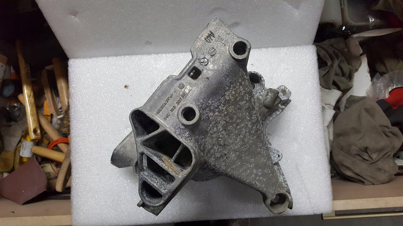 Łapa silnika VW SEAT SKODA 04C199207AE demontaż