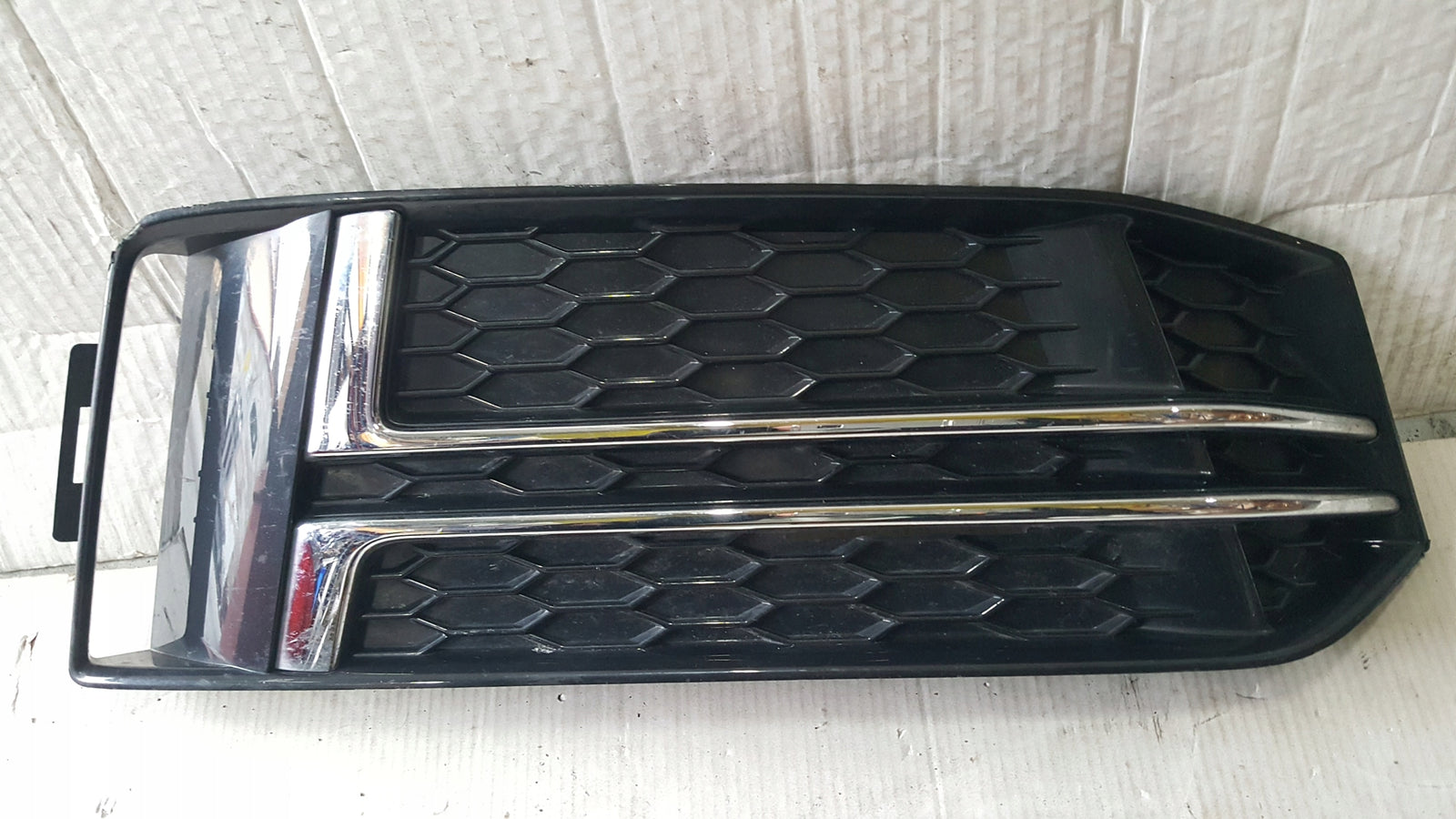 Kratka zderzaka prawy przód AUDI A4 B9 8W0807682F