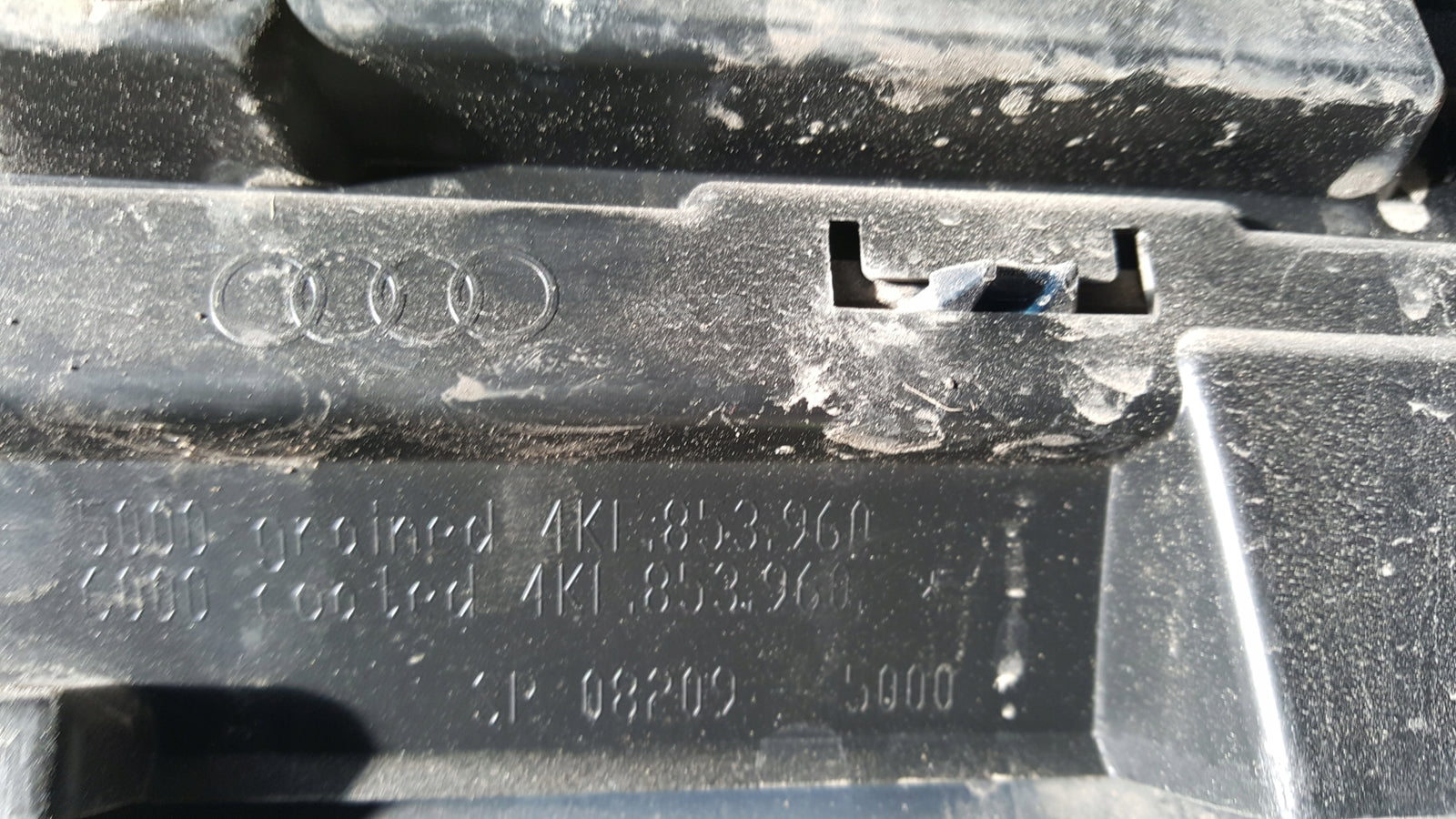Listwa drzwi prawy przód AUDI E-TRON 4KE853960