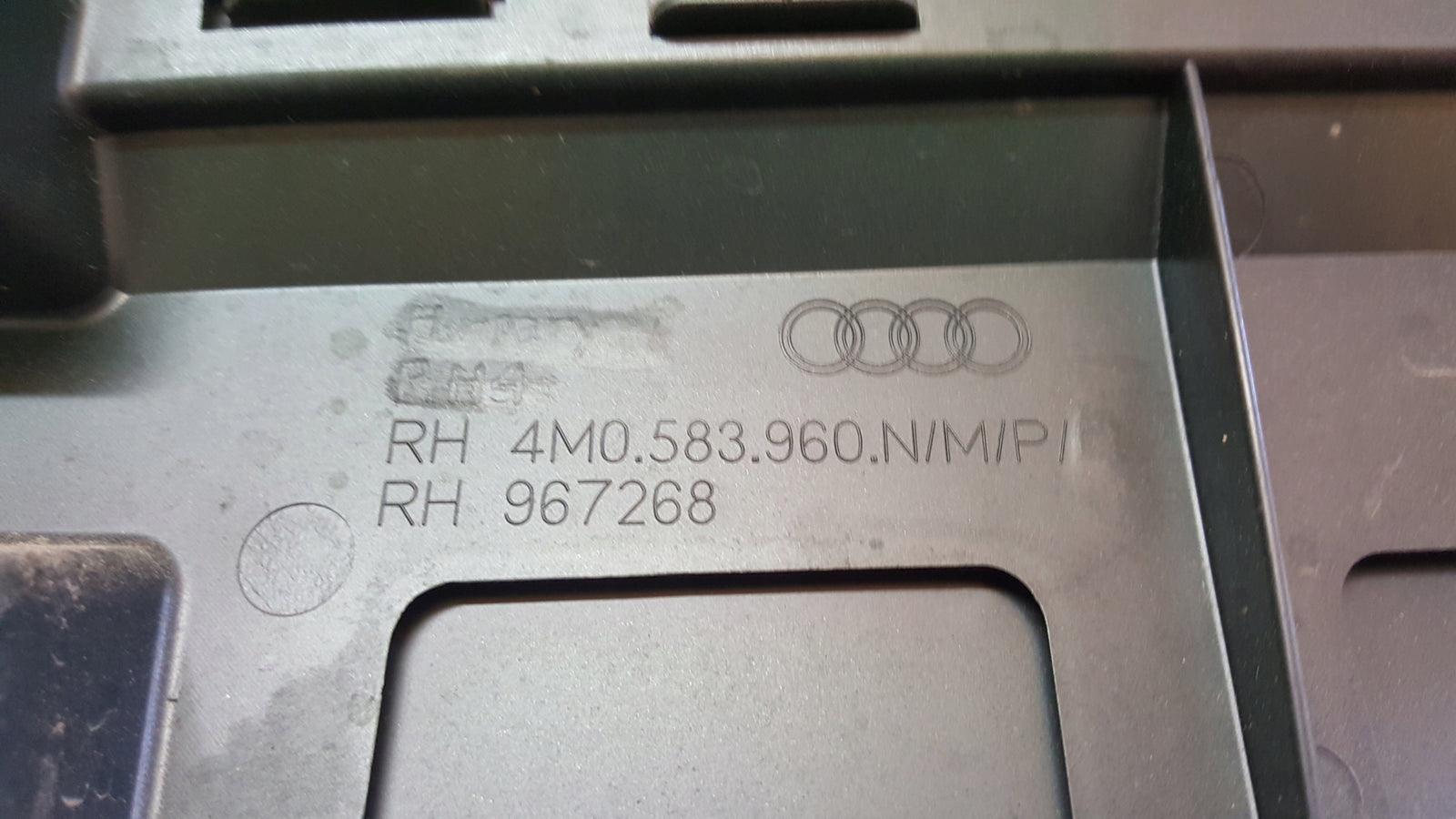 Listwa drzwi prawy przód AUDI Q7 4M0583960N/M/P demontaż