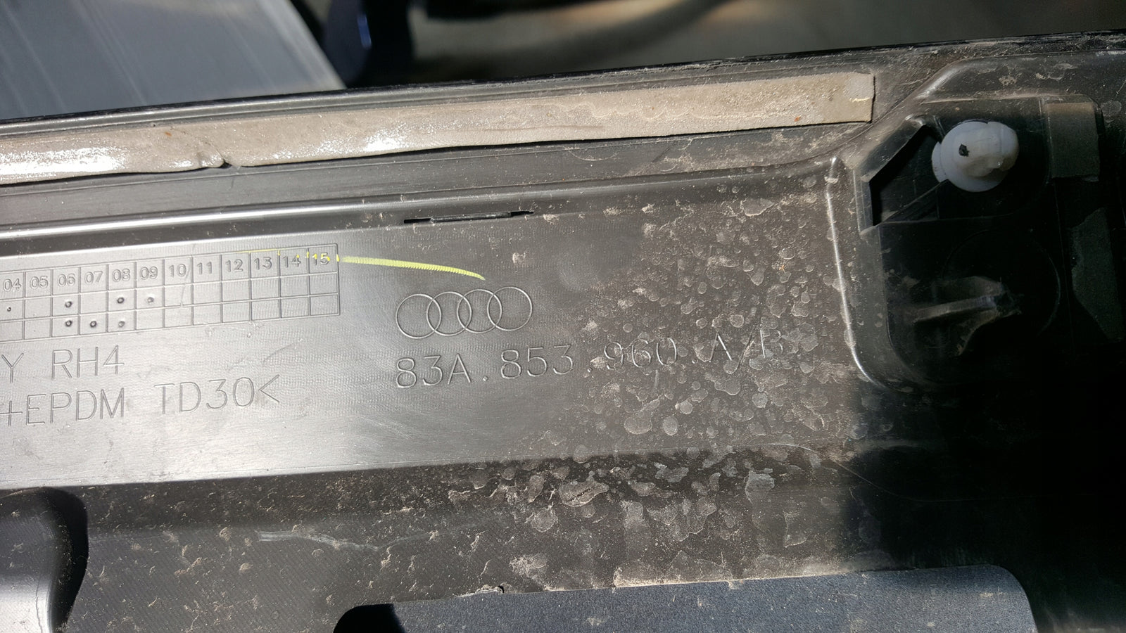 Listwa drzwi prawy przód AUDI Q3 II 83A853960A/B