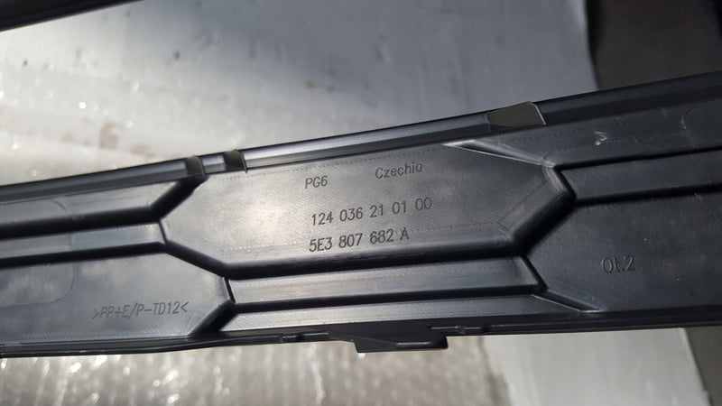 Kratka zderzaka PR przód SKODA OCTAVIA 5E3807682A