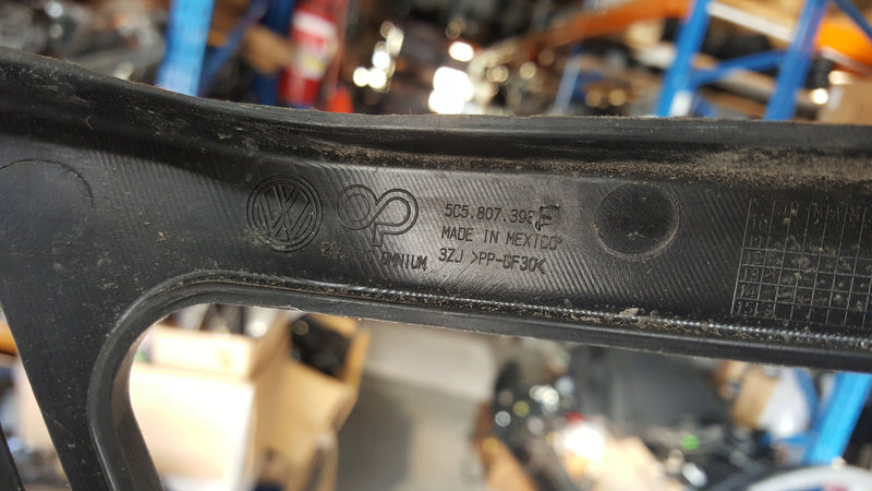 Ślizg zderzaka lewy tył VW BEETLE 5C5807393F demontaż