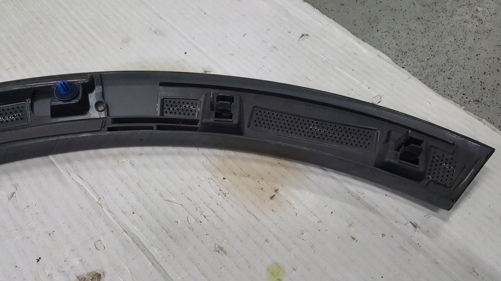 Listwa błotnika prawy tył AUDI Q3 83A853818B demontaż
