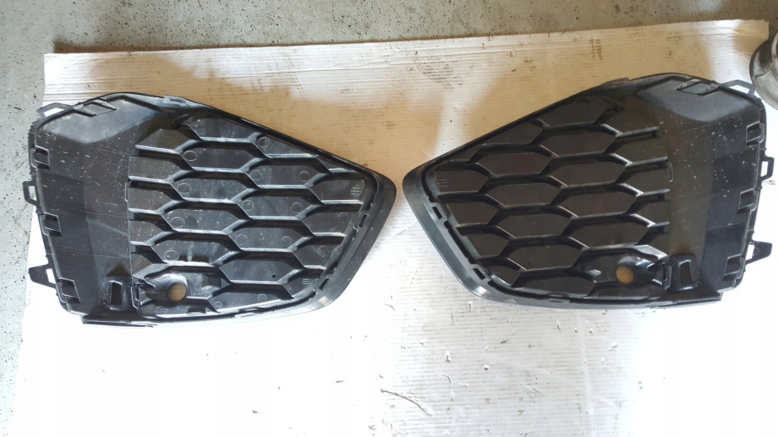 Kratki zderzaka przedniego AUDI A3 8Y0807681B/682B