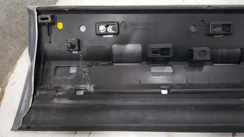 Listwa drzwi lewy przód VW TOUAREG III 760854939D demontaż