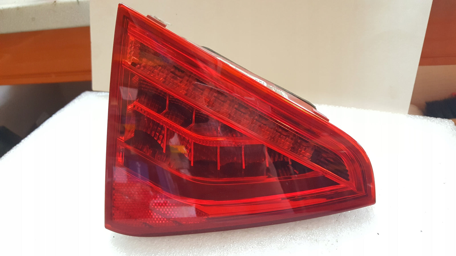 LE lampa LED w klapę AUDI A5 8T0945093C demontaż
