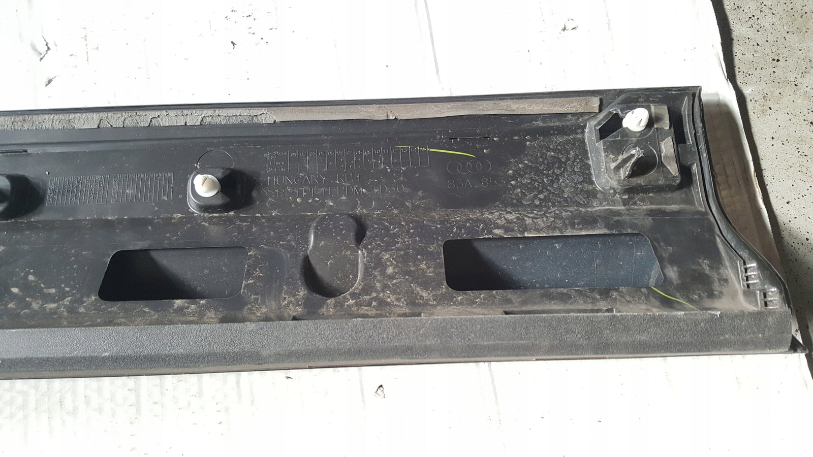 Listwa drzwi prawy przód AUDI Q3 II 83A853960A/B